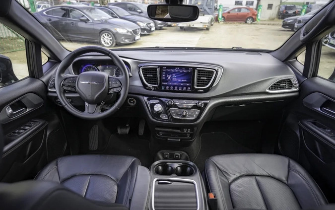 Chrysler Pacifica cena 104700 przebieg: 197000, rok produkcji 2018 z Białystok małe 497